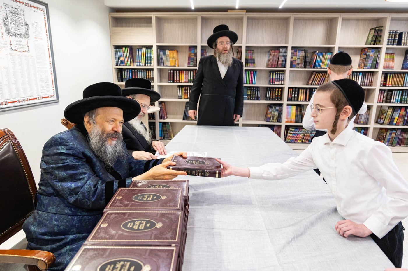 האדמו"ר מבאבוב 45 בביקור בקרב תלמידיו לפני צאתם לקאנטרי