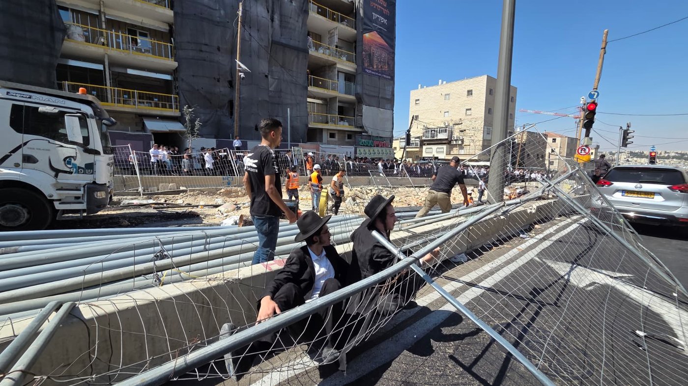 הפגנה סוערת בבר אילן: מפגינים נצמדו לצינורות, שוטרים מפנים בכוח