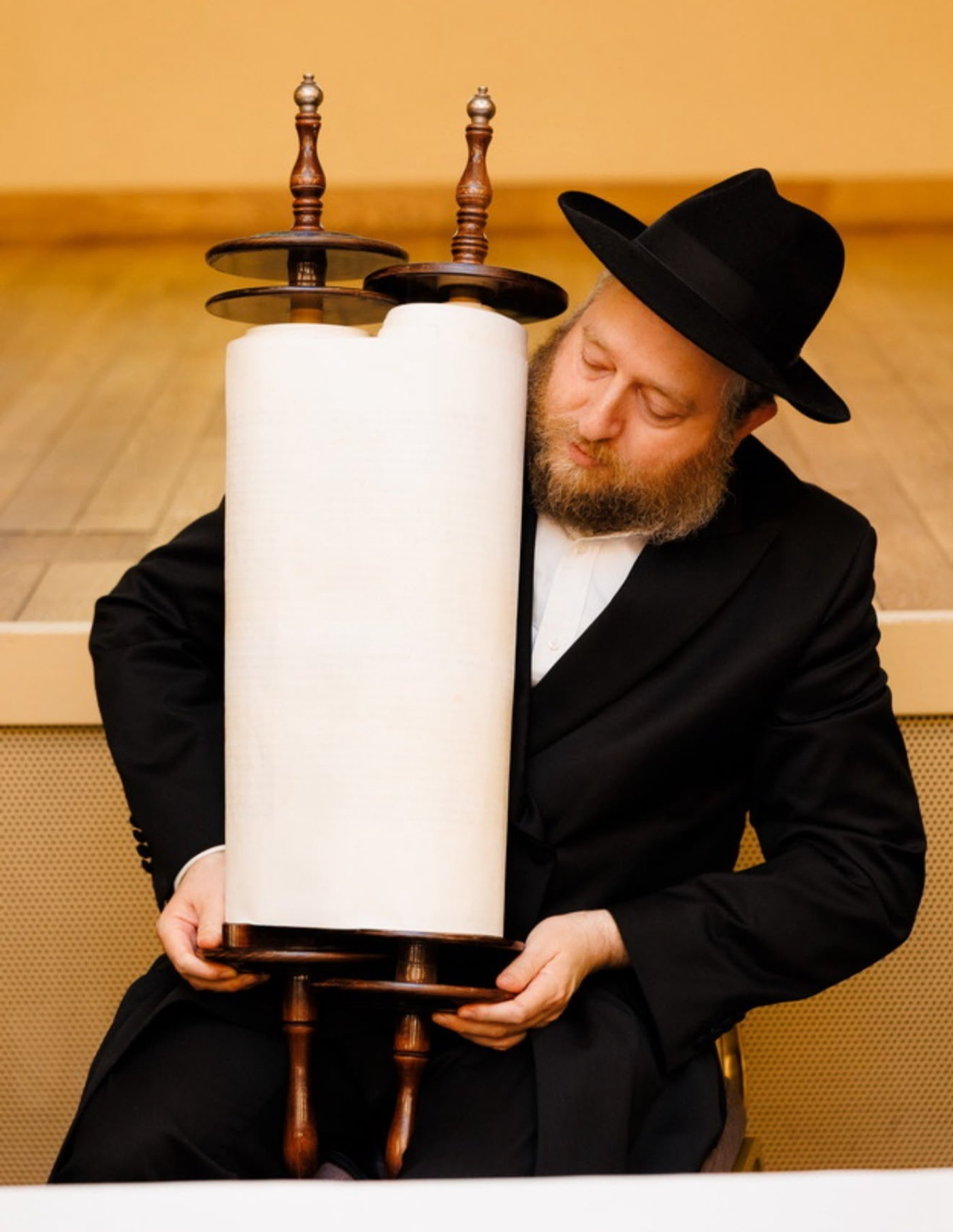 האוליגרך המיליארדר הכניס ספר תורה לבית הכנסת החרדי: "איגור בן זויה"