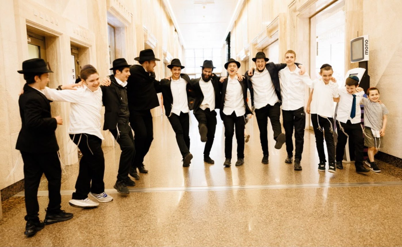 האוליגרך המיליארדר הכניס ספר תורה לבית הכנסת החרדי: "איגור בן זויה"