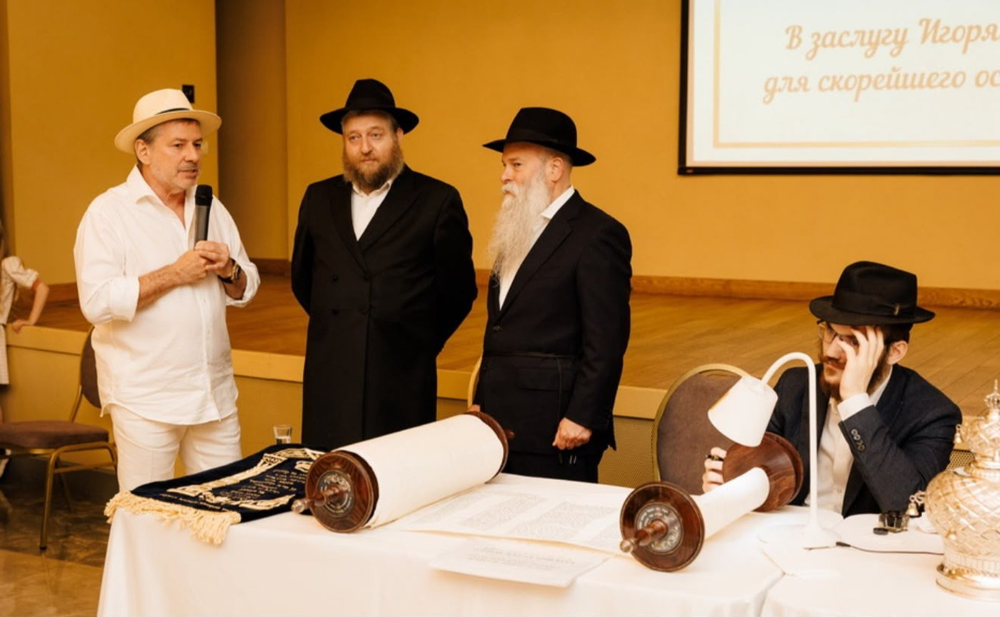 האוליגרך המיליארדר הכניס ספר תורה לבית הכנסת החרדי: "איגור בן זויה"