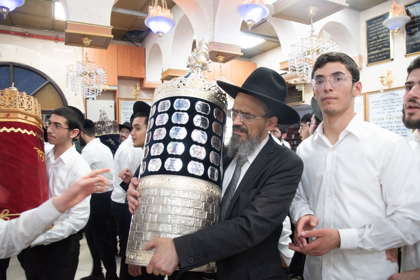 הכנסת ס"ת בכסא רחמים