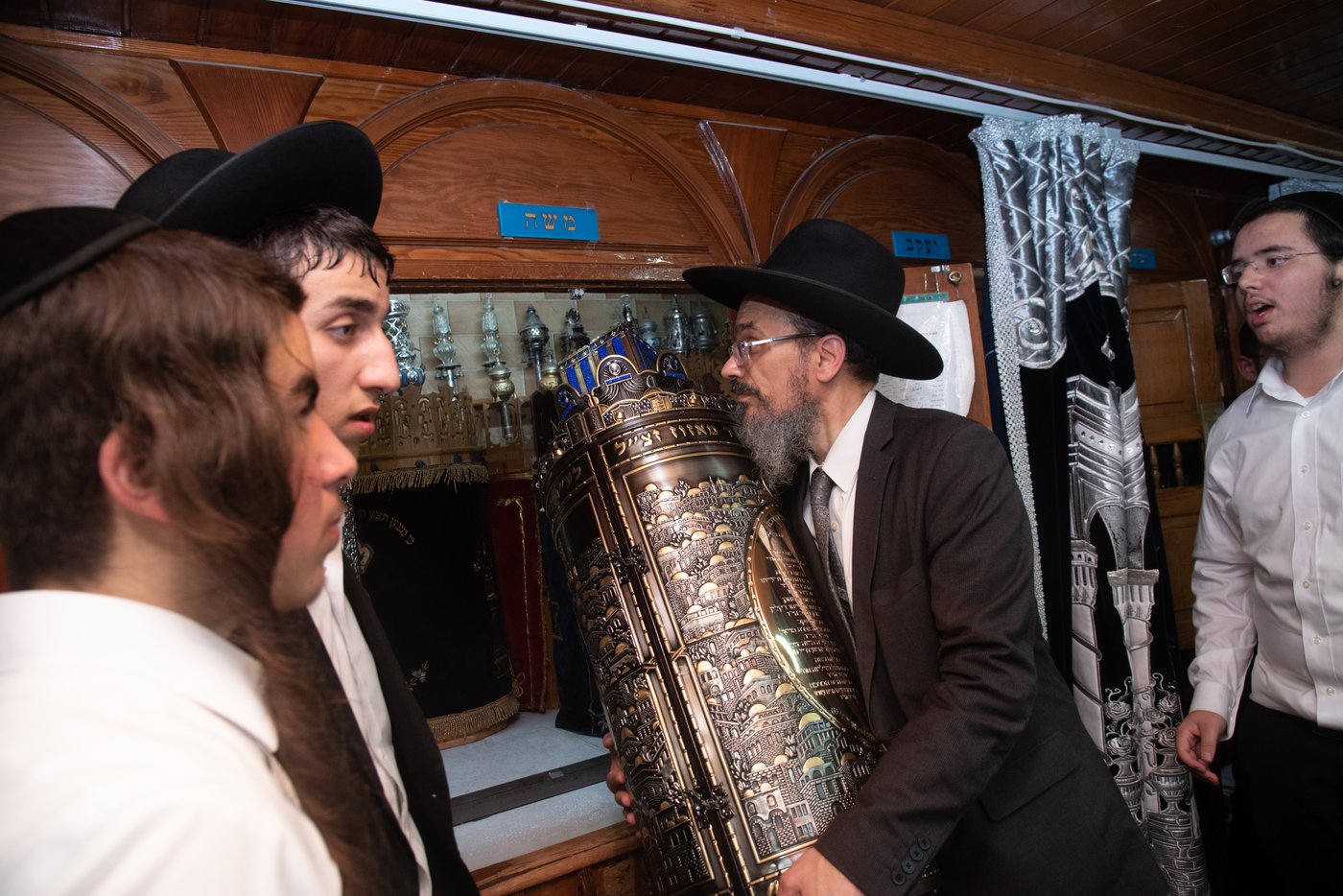 הכנסת ס"ת בכסא רחמים