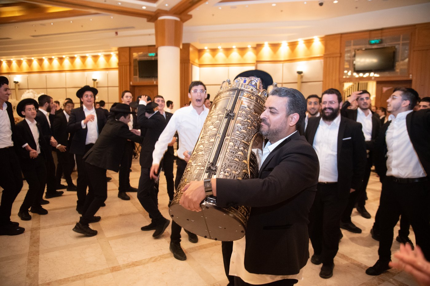 הכנסת ס"ת בכסא רחמים