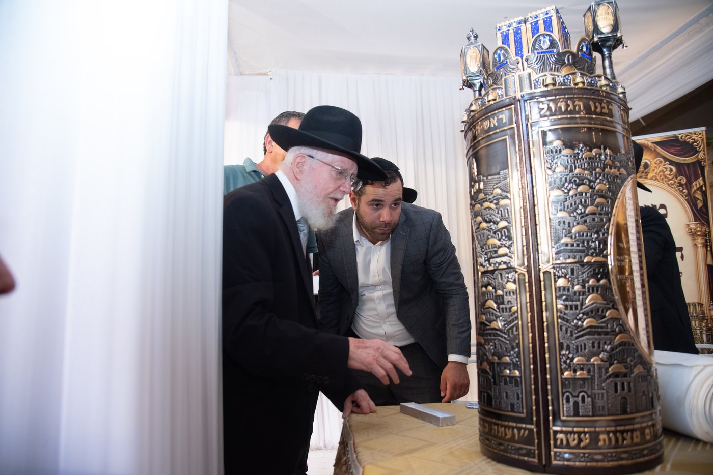 הכנסת ס"ת בכסא רחמים
