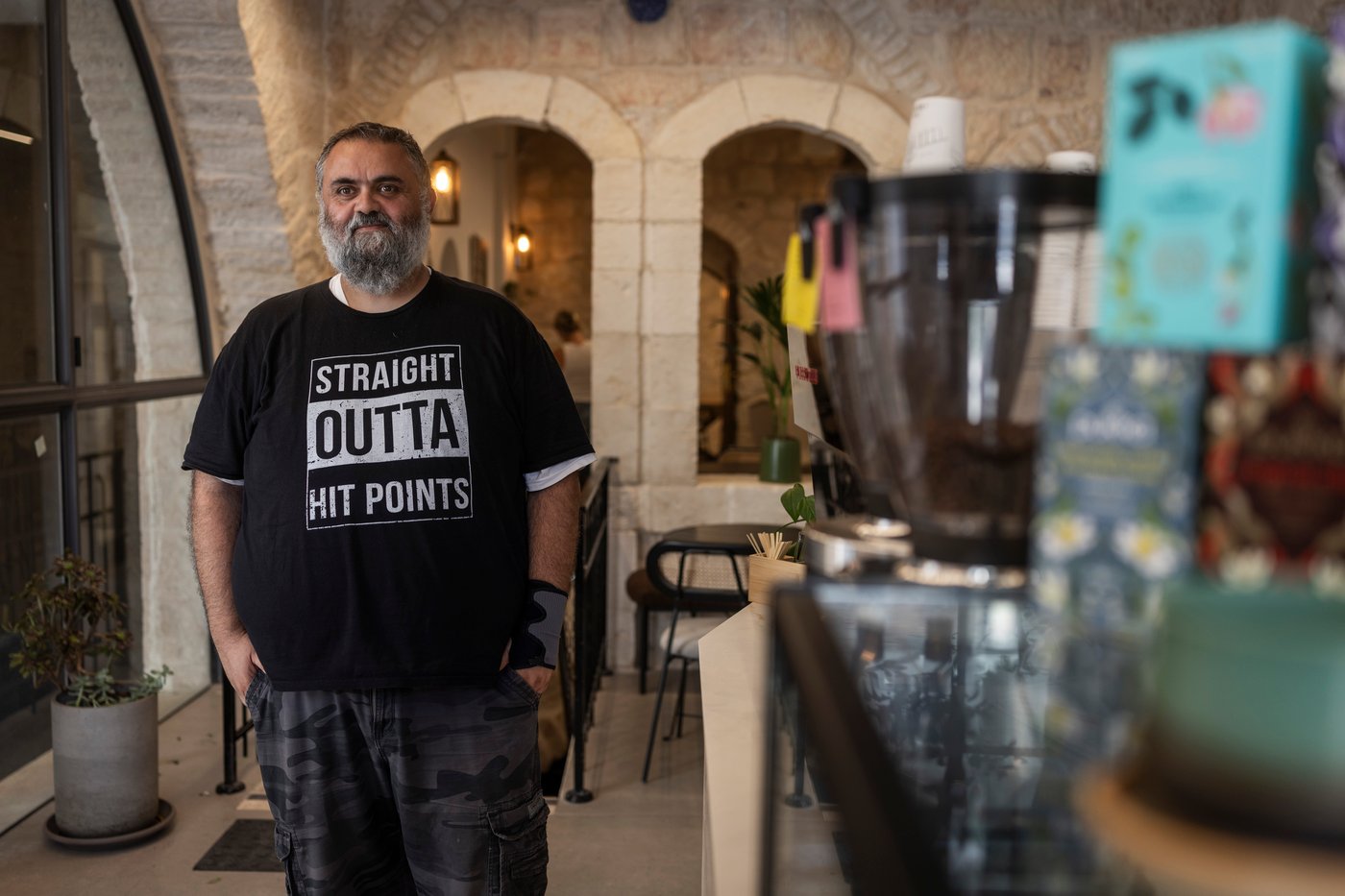 יואל בן דוד, בעל בית הקפה "בסימטה" מצטלם בבית הקפה