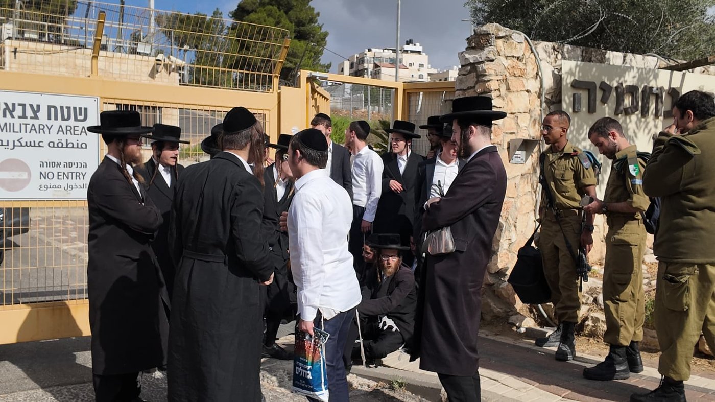מפגינים חוסמים את הכניסה לבסיס פיקוד המרכז בירושלים