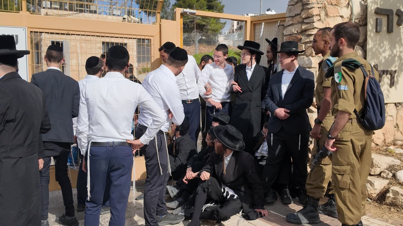 מפגינים חוסמים את הכניסה לבסיס פיקוד המרכז בירושלים
