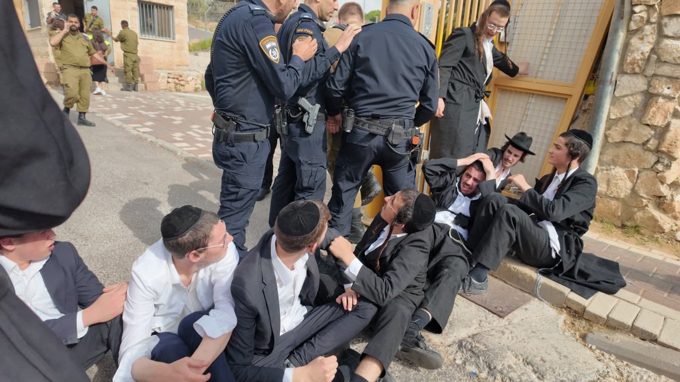 מפגינים חוסמים את הכניסה לבסיס פיקוד המרכז בירושלים