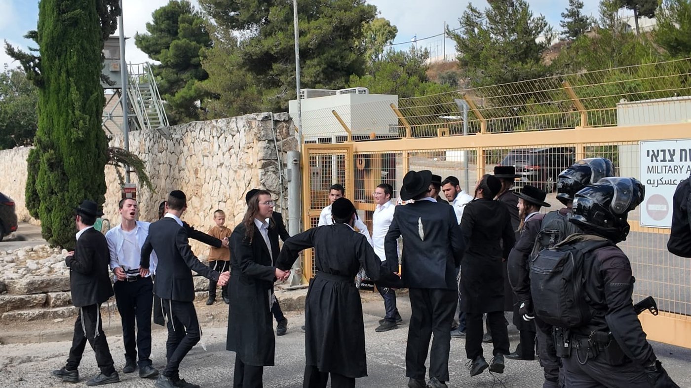 מפגינים חוסמים את הכניסה לבסיס פיקוד המרכז בירושלים