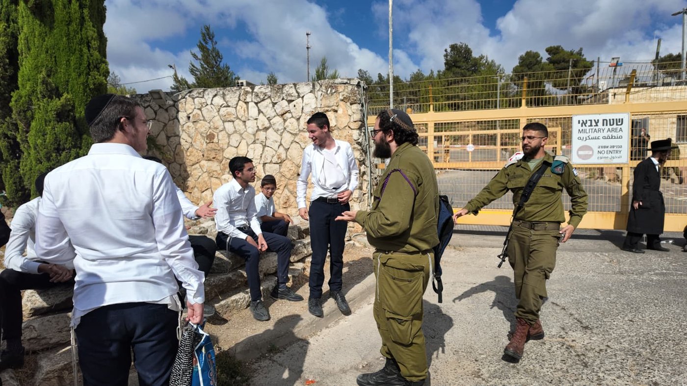 מפגינים חוסמים את הכניסה לבסיס פיקוד המרכז בירושלים