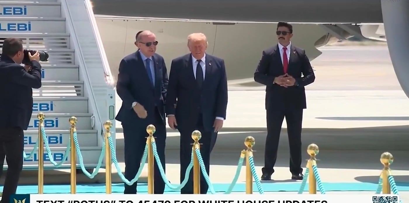 אוחזים ידיים: טראמפ נחת באנקרה והתקבל על ידי ארדואן | תיעוד