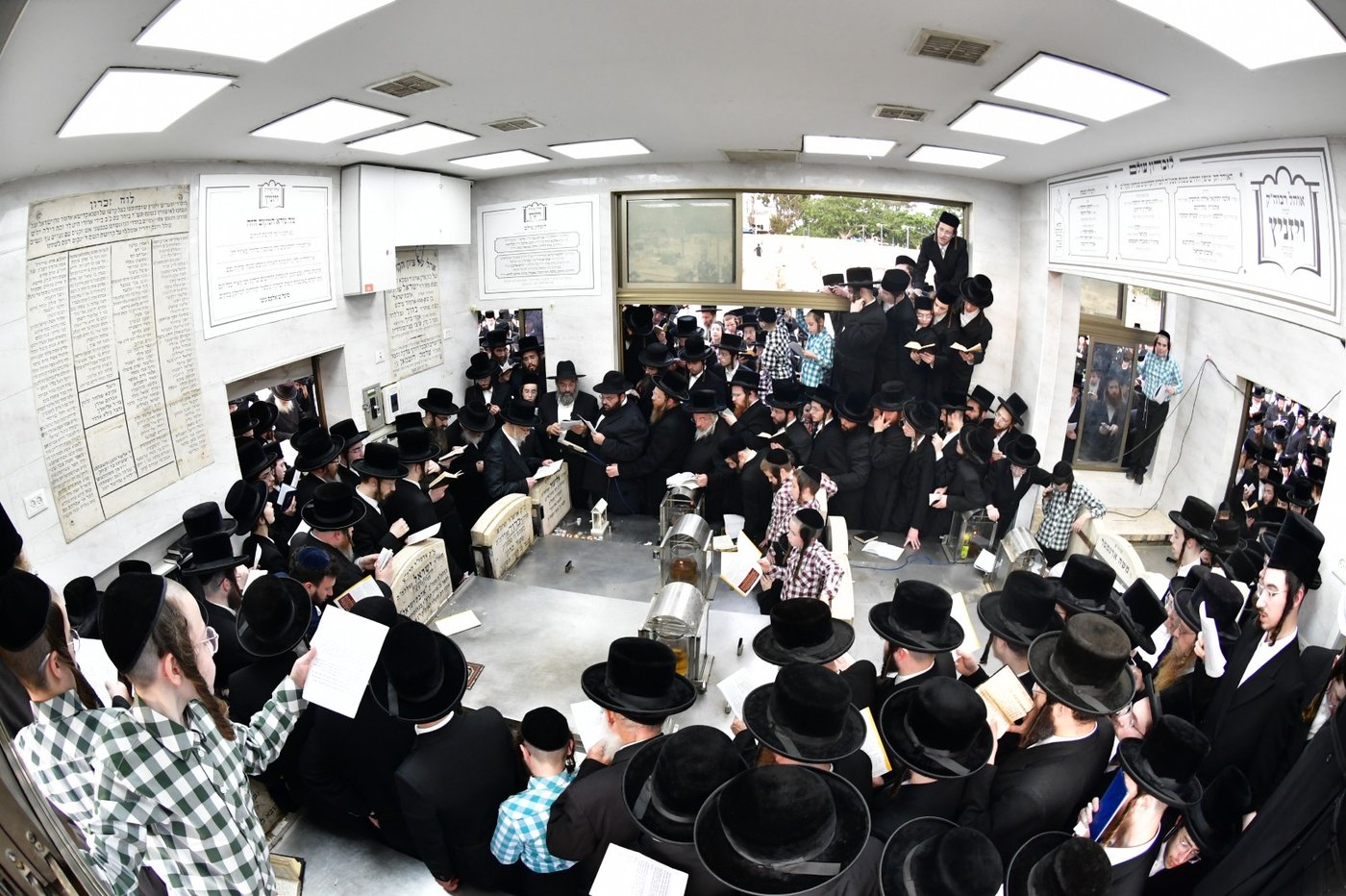 האדמו"ר מסערט ויזניץ בתפילה על ציון אביו זצ"ל