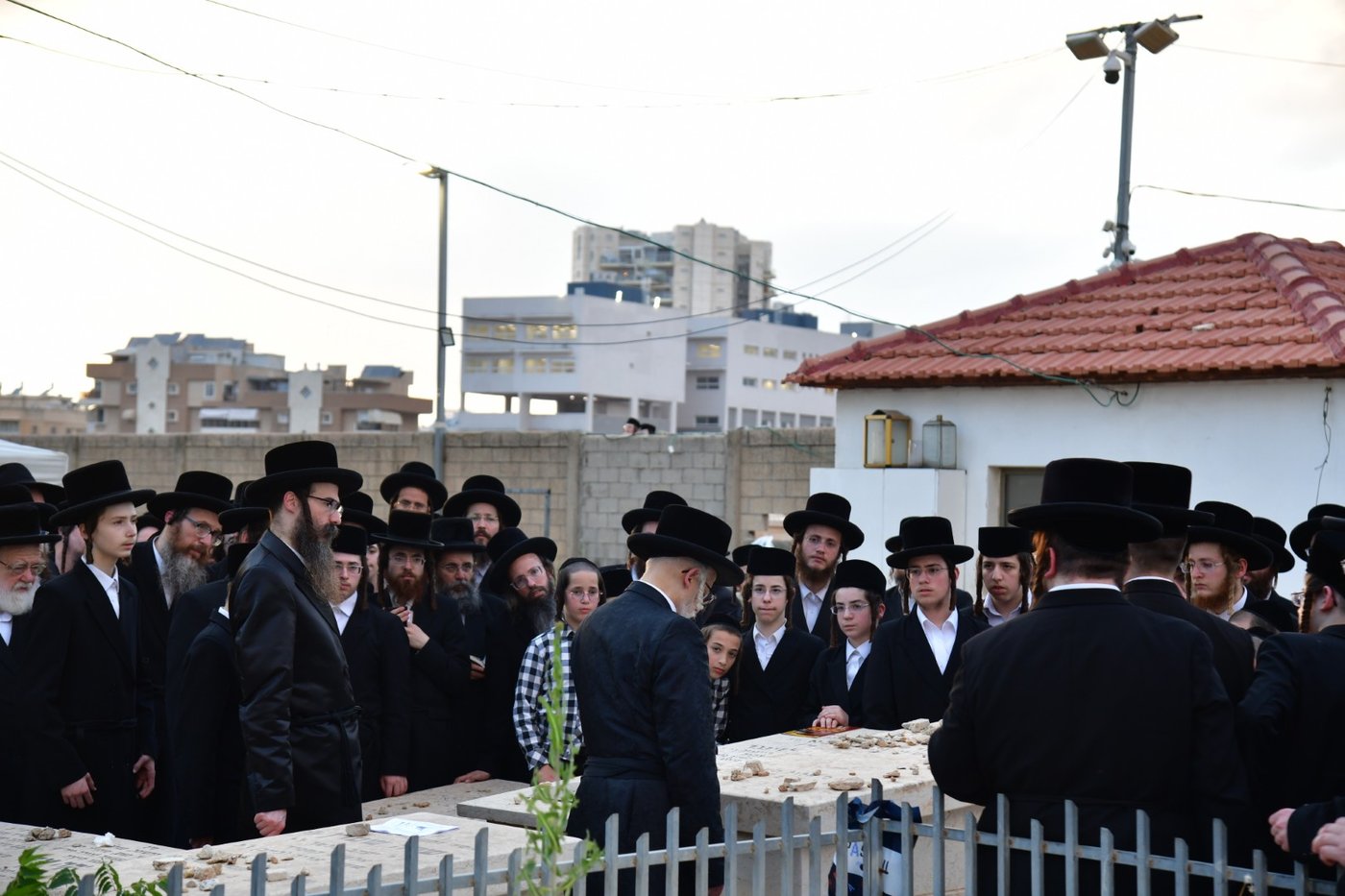 האדמו"ר מסערט ויזניץ בתפילה על ציון אביו זצ"ל