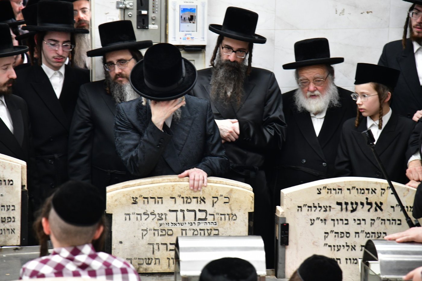 האדמו"ר מסערט ויזניץ בתפילה על ציון אביו זצ"ל