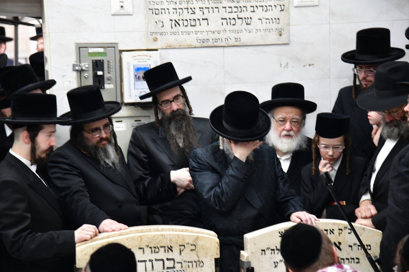האדמו"ר מסערט ויזניץ בתפילה על ציון אביו זצ"ל