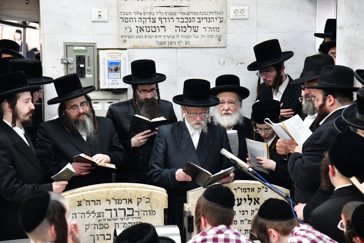 האדמו"ר מסערט ויזניץ בתפילה על ציון אביו זצ"ל