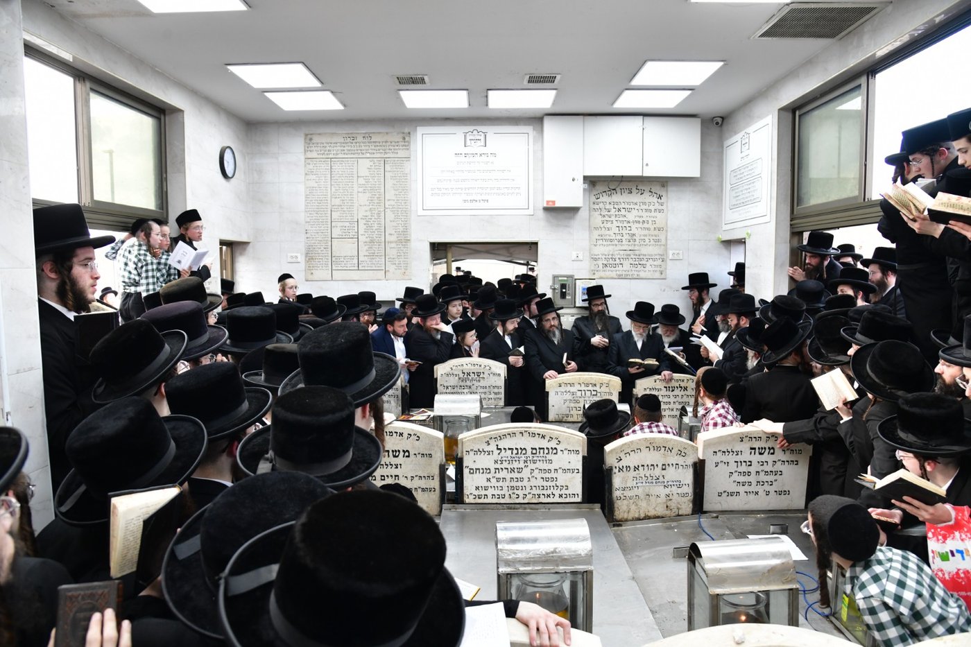 האדמו"ר מסערט ויזניץ בתפילה על ציון אביו זצ"ל