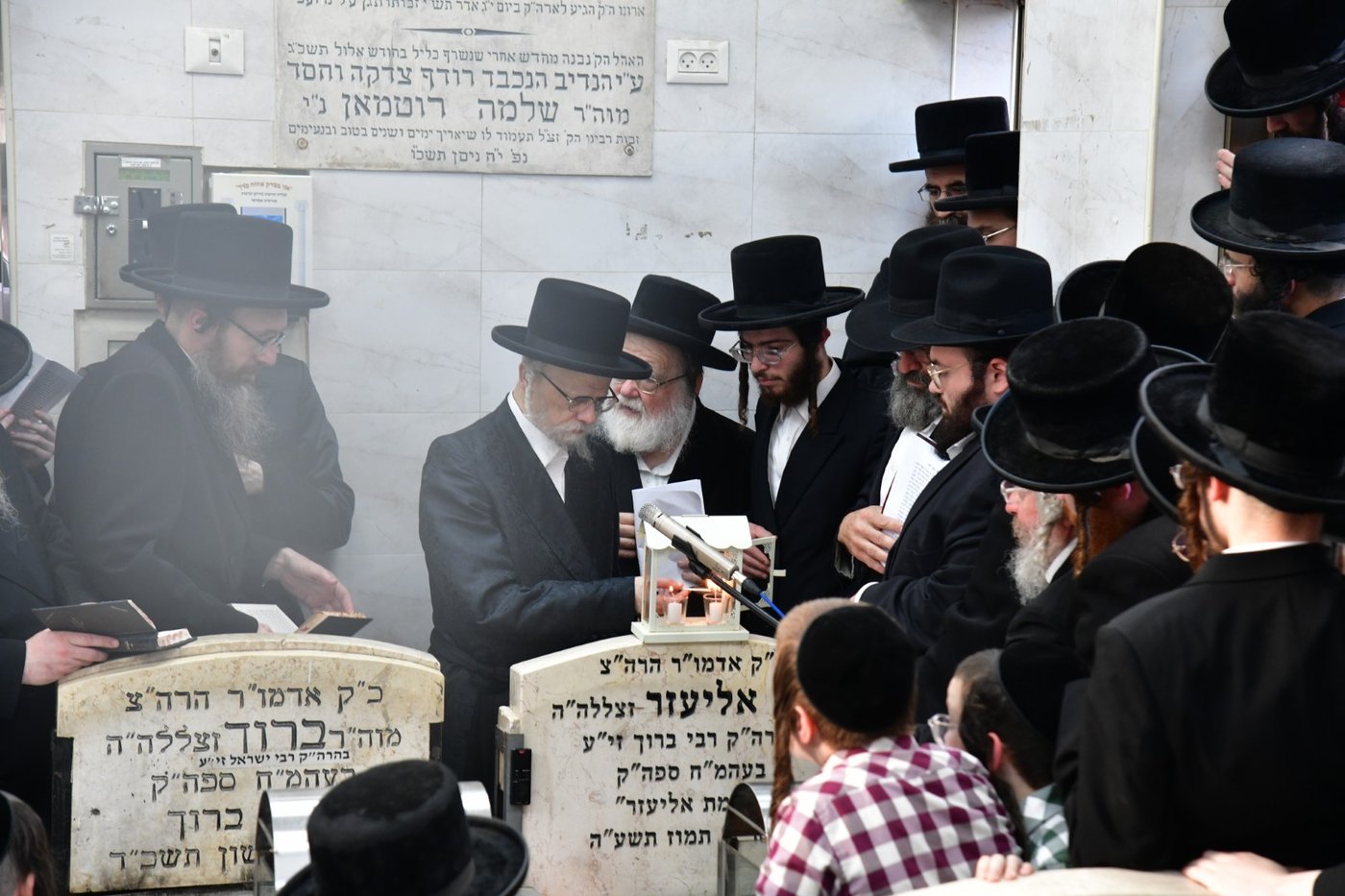 האדמו"ר מסערט ויזניץ בתפילה על ציון אביו זצ"ל