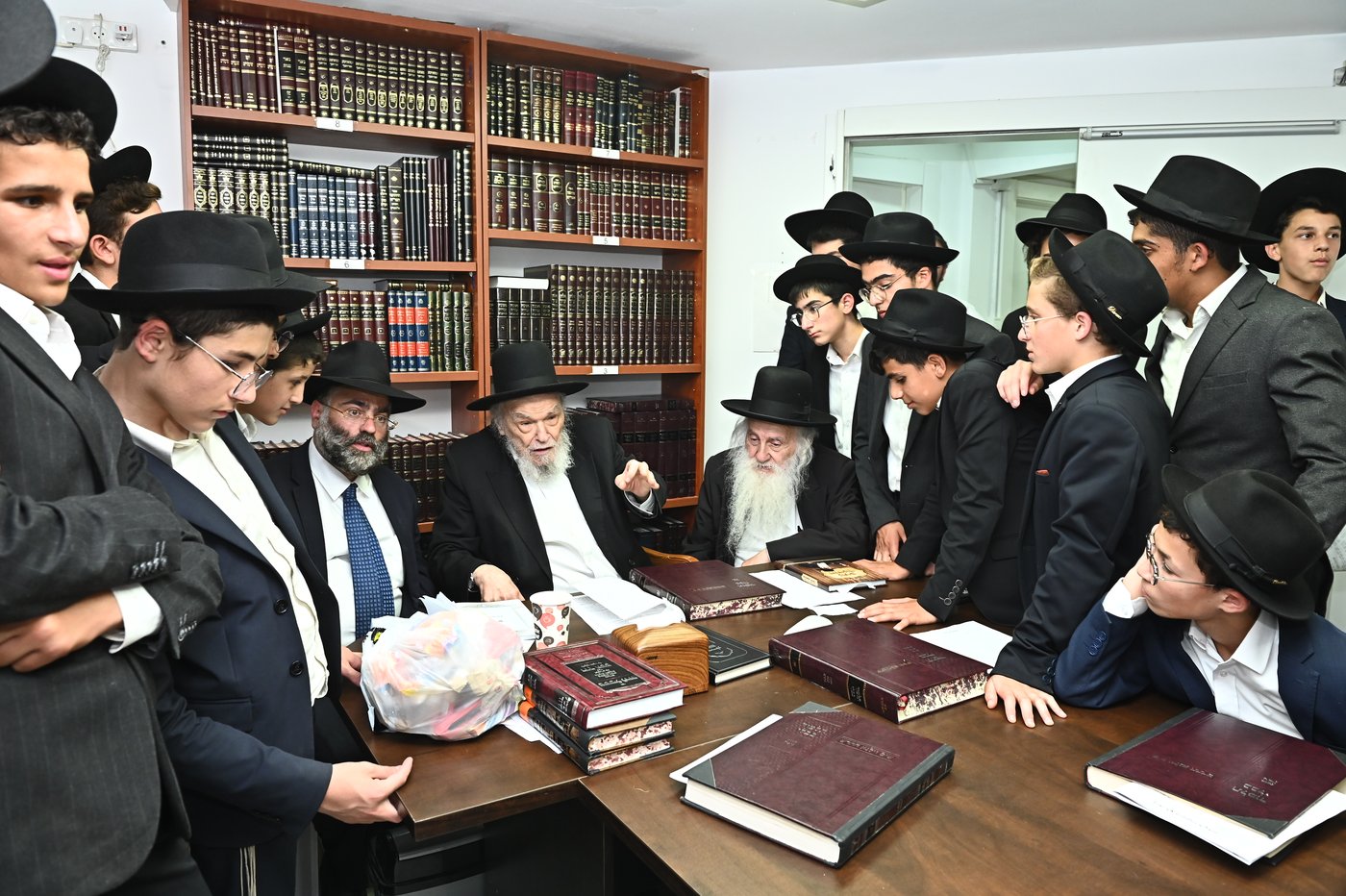 ילדי סוכת דוד אצל גדולי ישראל בב"ב