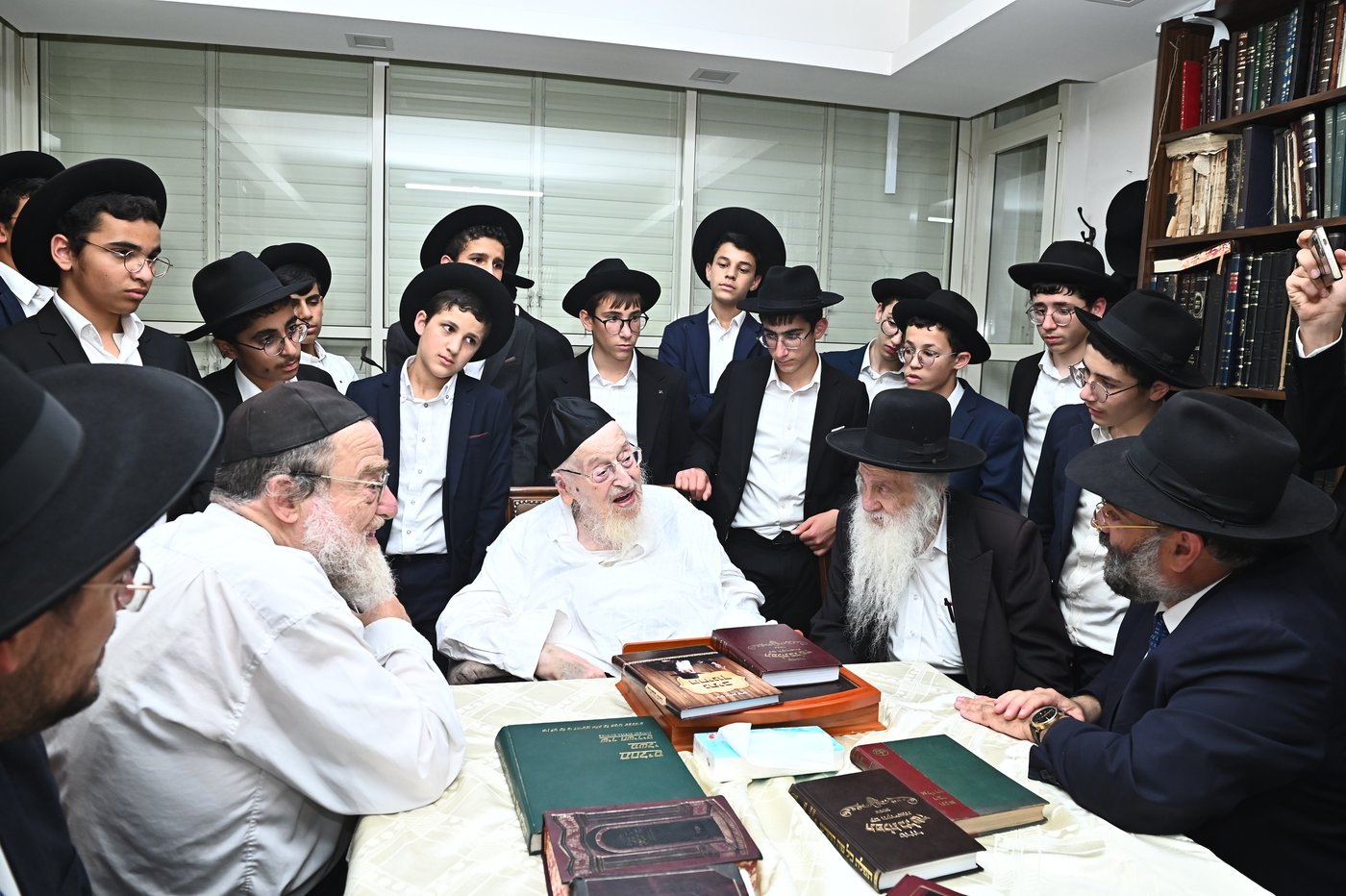 ילדי סוכת דוד אצל גדולי ישראל בב"ב