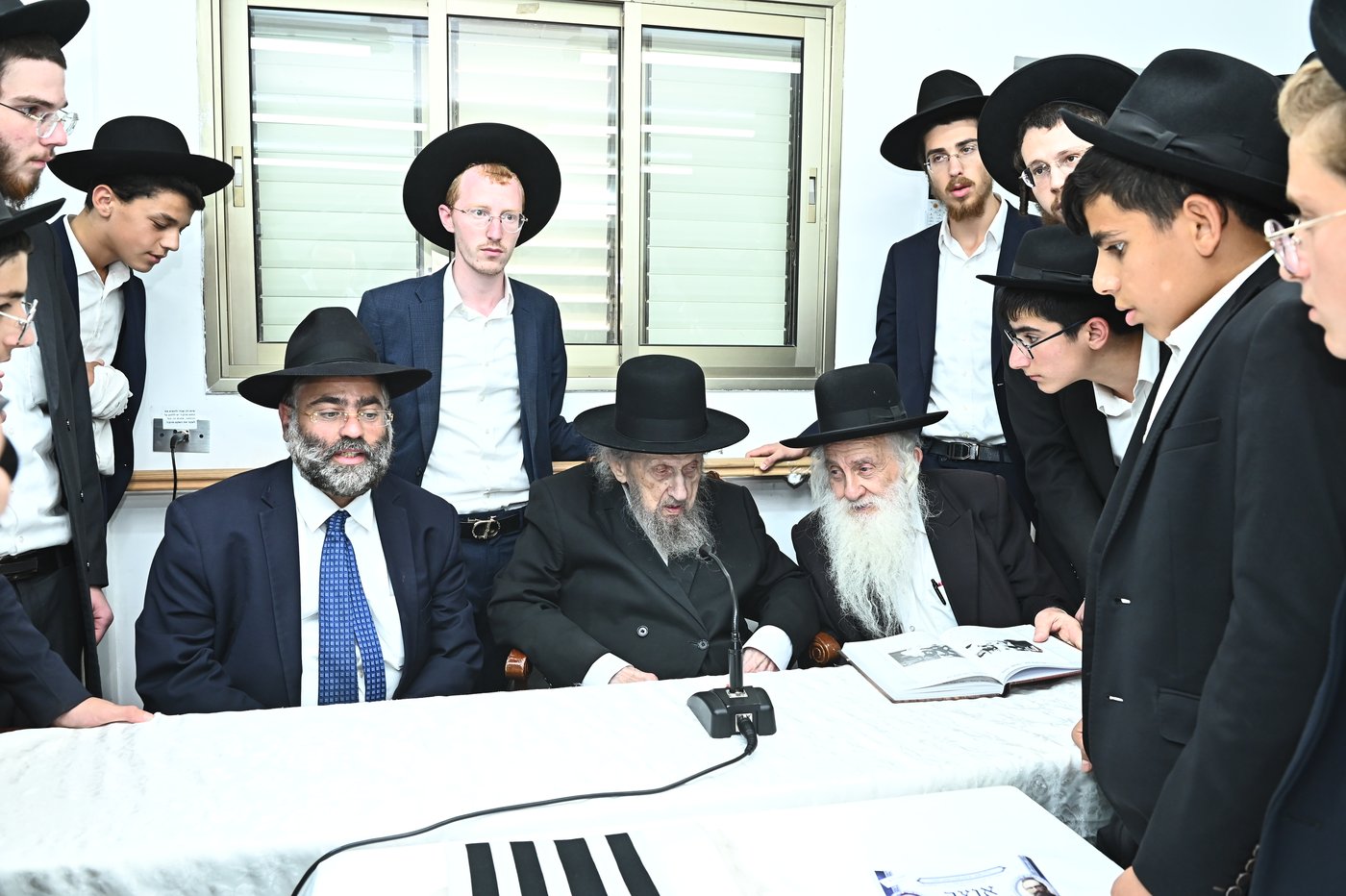 ילדי סוכת דוד אצל גדולי ישראל בב"ב