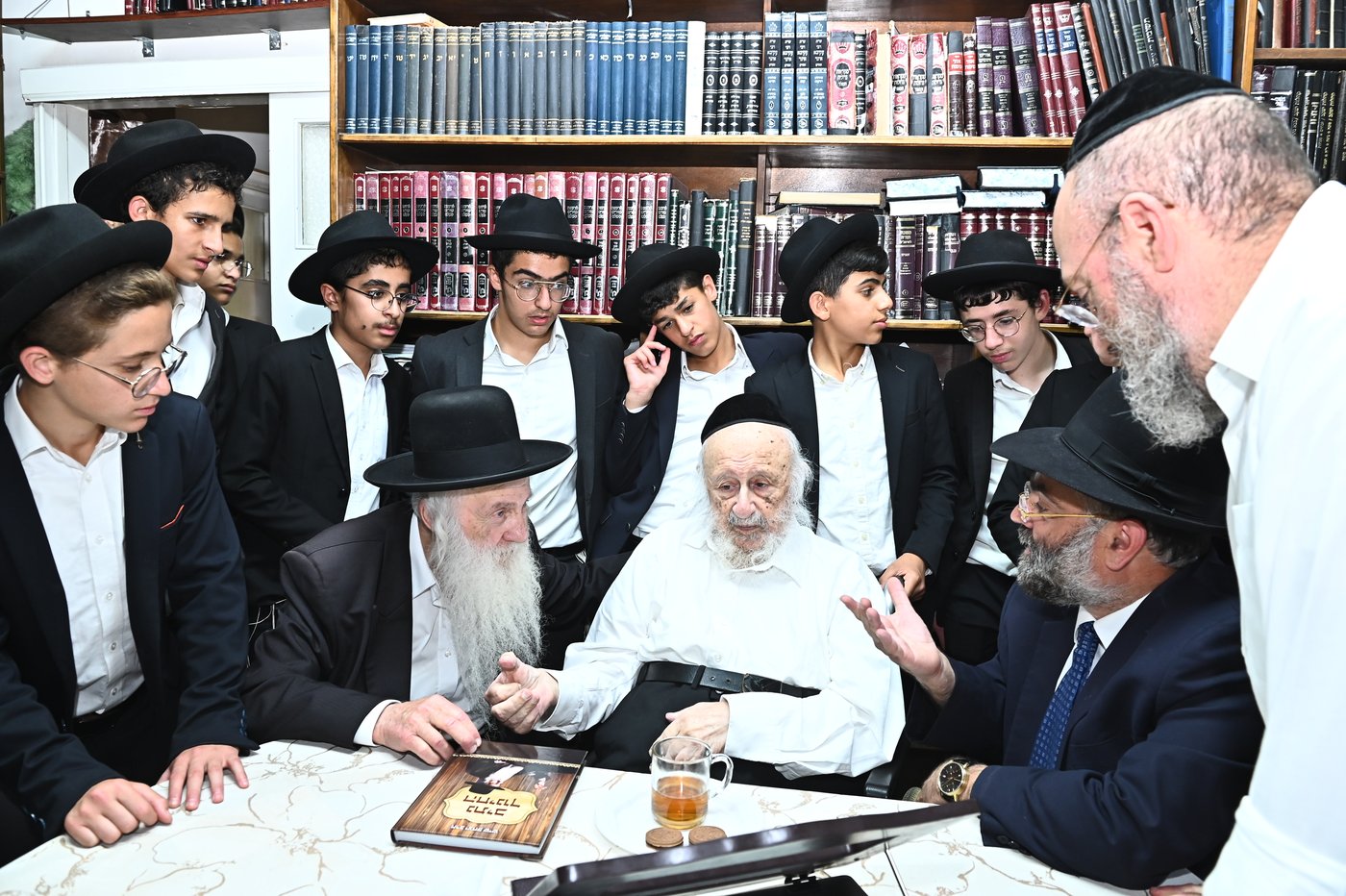 ילדי סוכת דוד אצל גדולי ישראל בב"ב