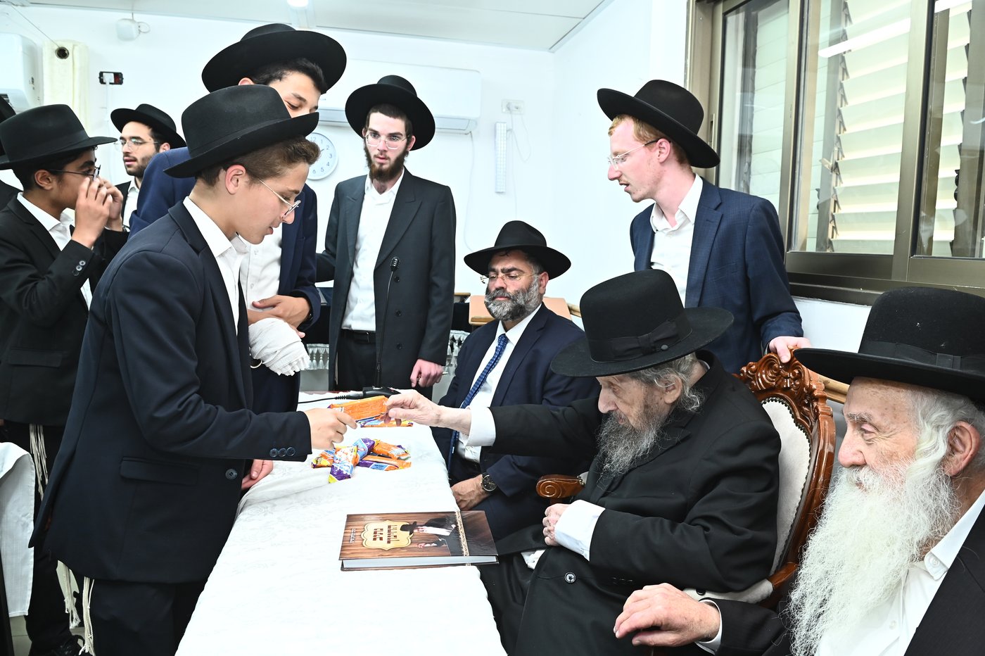 ילדי סוכת דוד אצל גדולי ישראל בב"ב