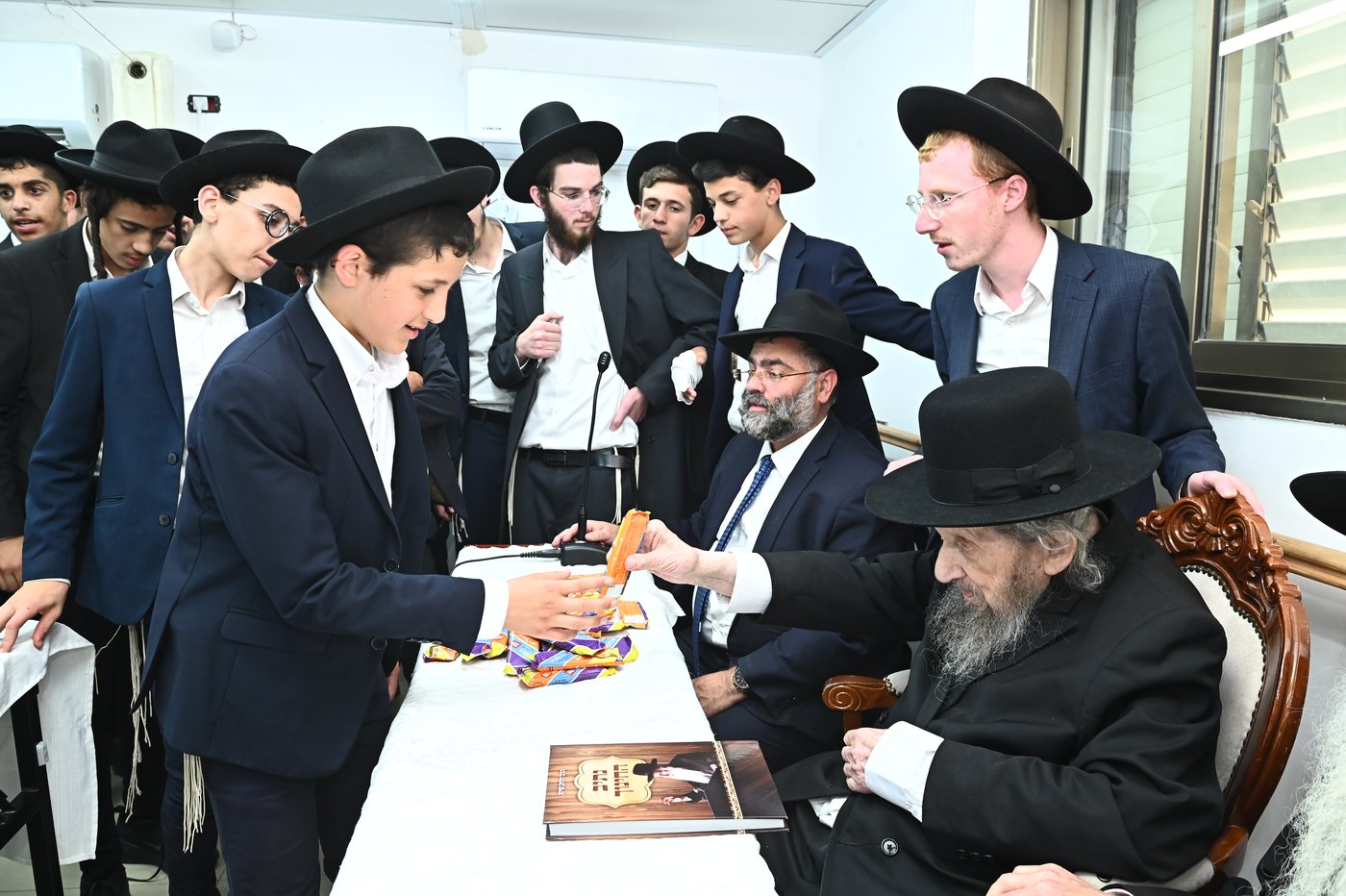 ילדי סוכת דוד אצל גדולי ישראל בב"ב