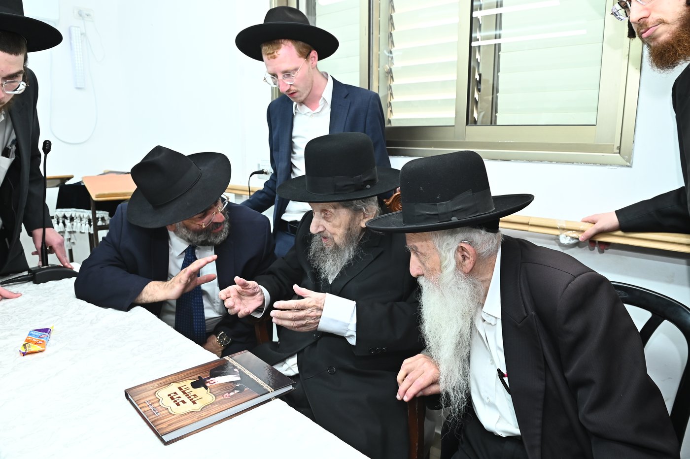 ילדי סוכת דוד אצל גדולי ישראל בב"ב