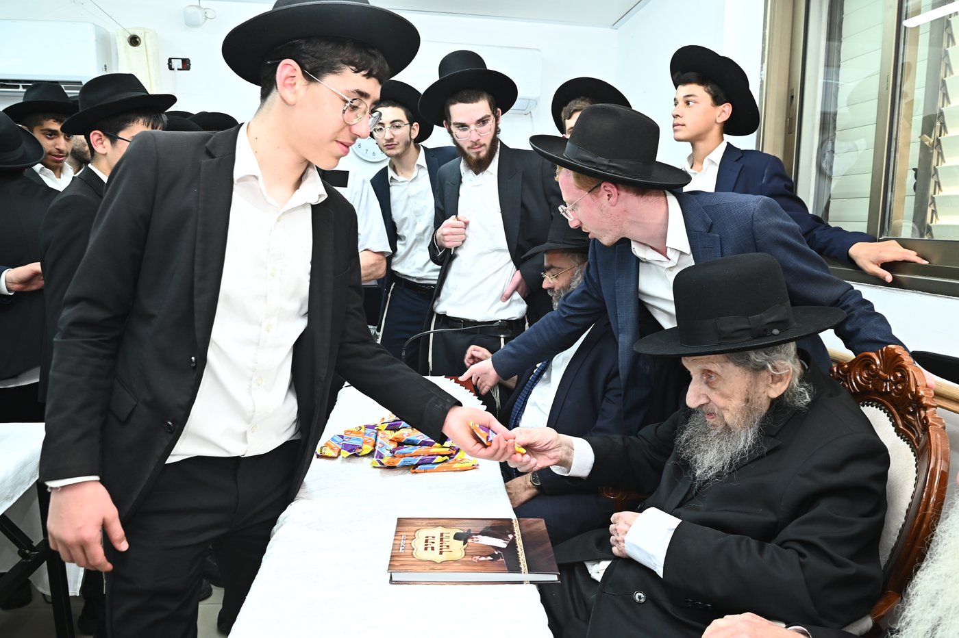 ילדי סוכת דוד אצל גדולי ישראל בב"ב