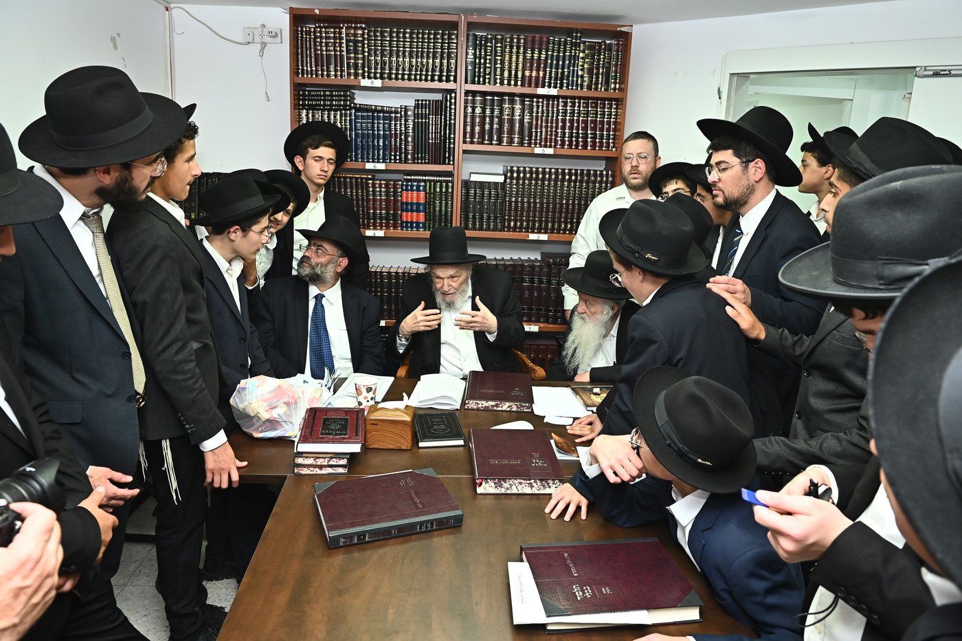 ילדי סוכת דוד אצל גדולי ישראל בב"ב