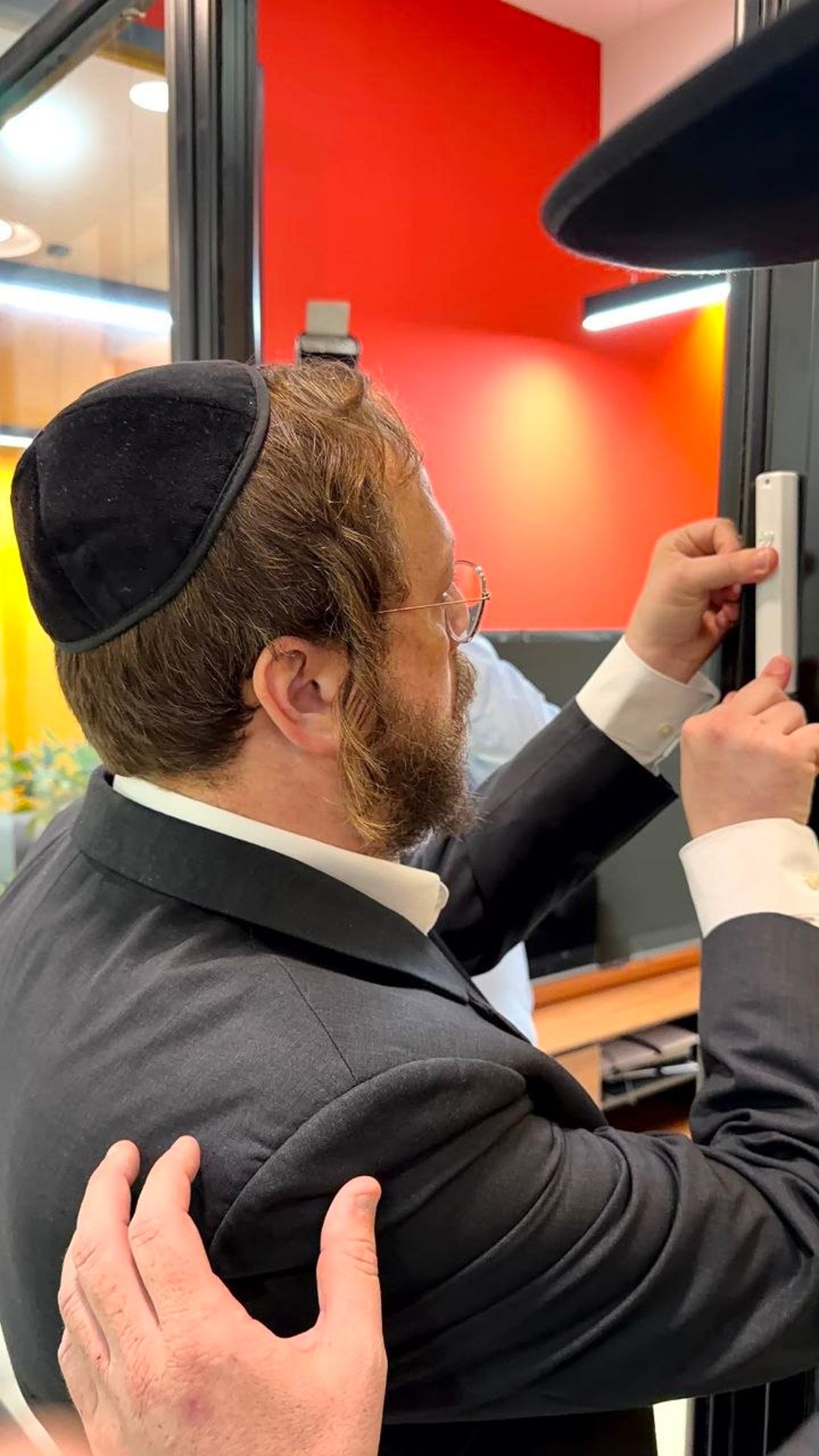 הרב שזעם על הביטאון | 'זיידל'ע' עם כל התמונות, הנייעס והחשיפות של השבוע