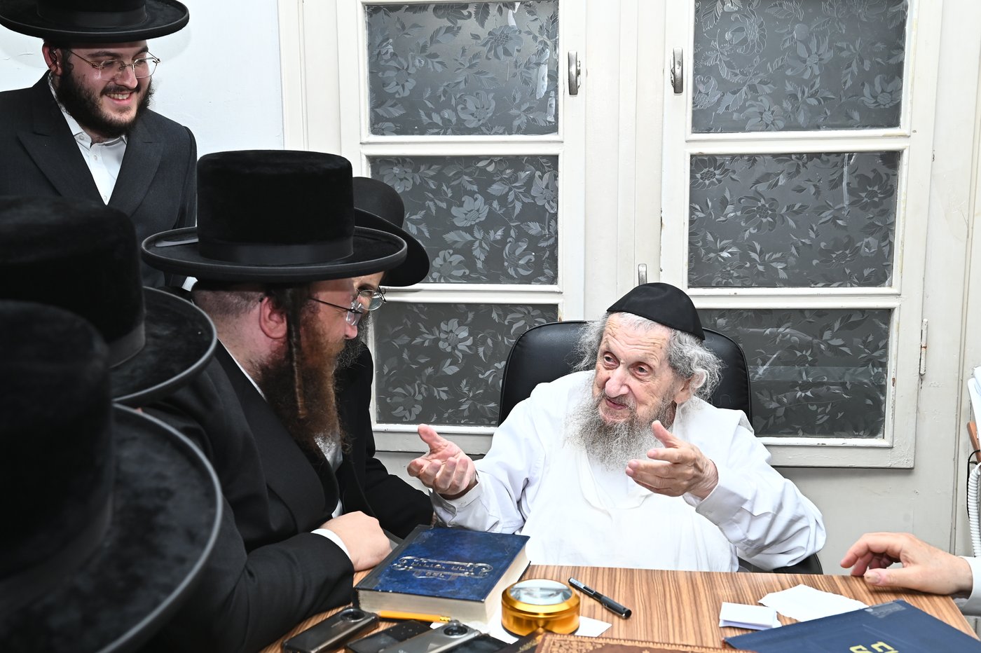 בחורי נדבורנה אצל הגר"ד לנדו