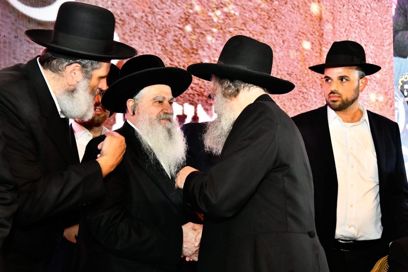 הרב שזעם על הביטאון | 'זיידל'ע' עם כל התמונות, הנייעס והחשיפות של השבוע