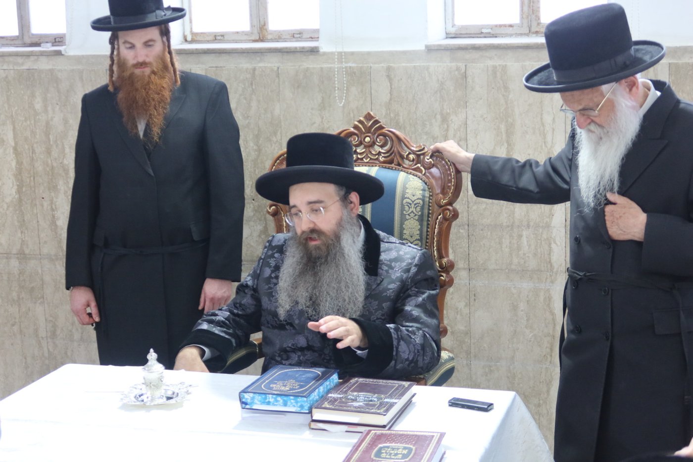 האדמו"ר מסאדיגורה בעריכת השולחן