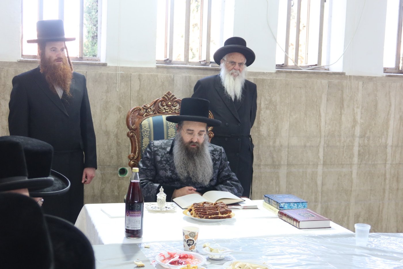 האדמו"ר מסאדיגורה בעריכת השולחן