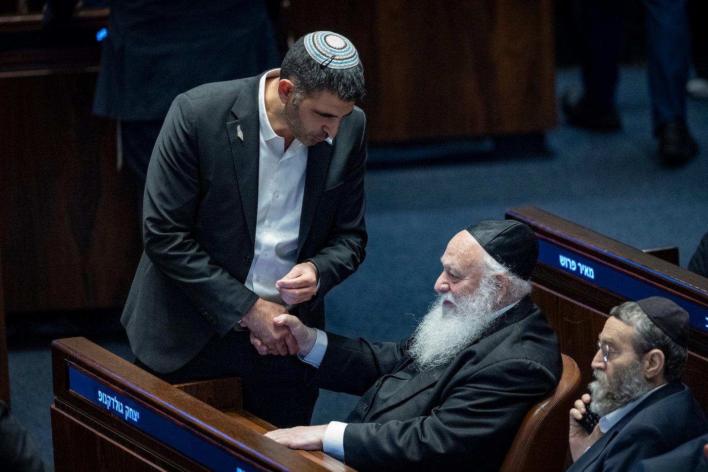 ח"כ יצחק גולדקנוף משוחח עם שר התקשורת שלמה קרעי במהלך הישיבה