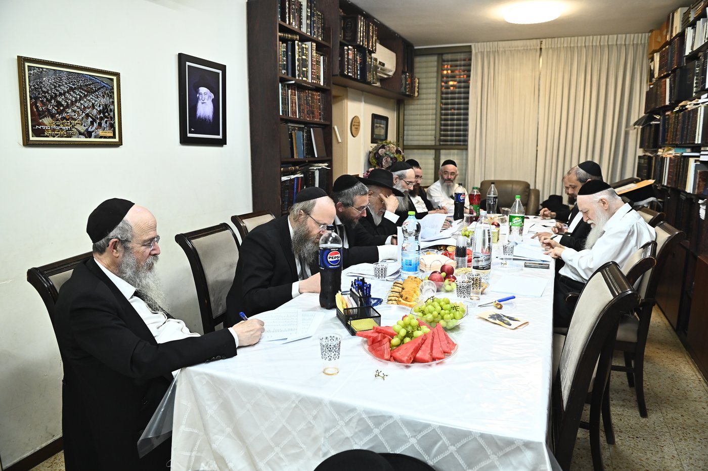 ישיבת הצוות בפניבז'