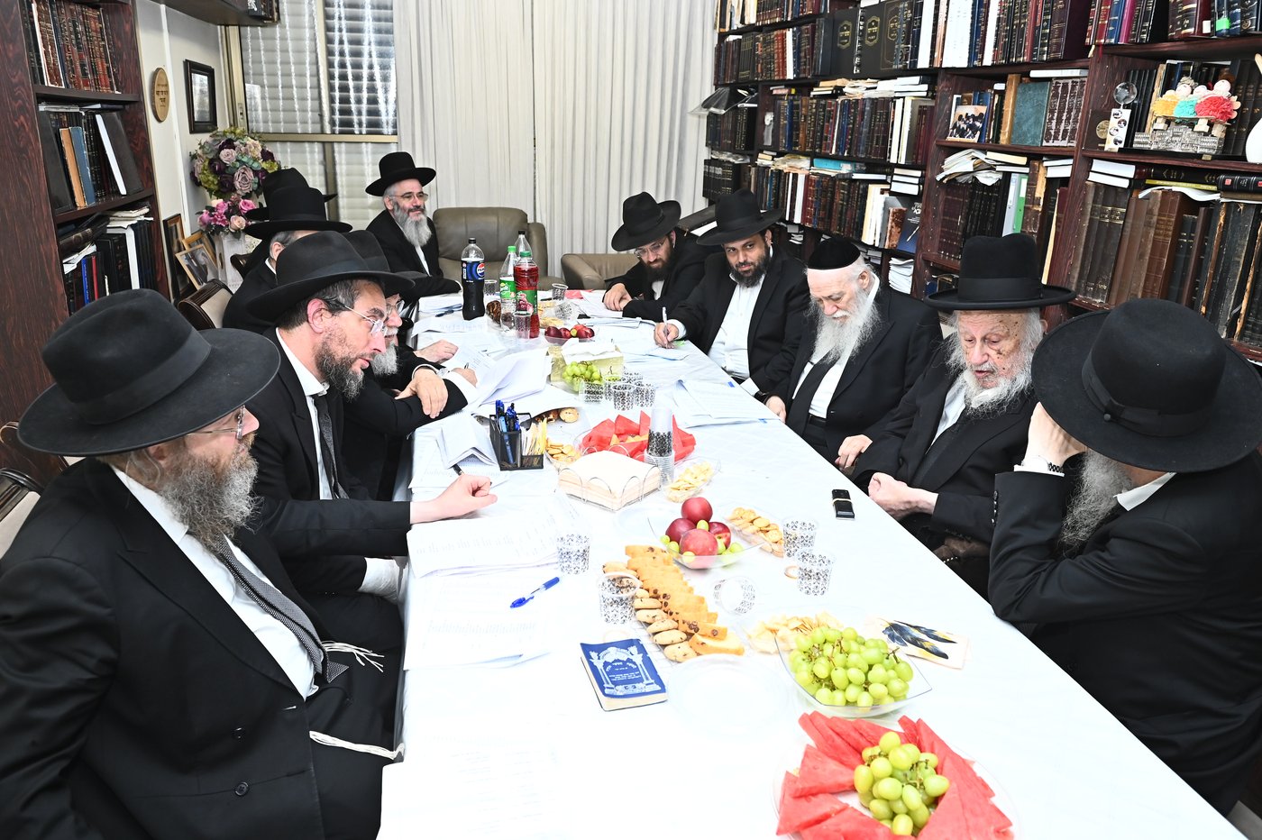 ישיבת הצוות בפניבז'