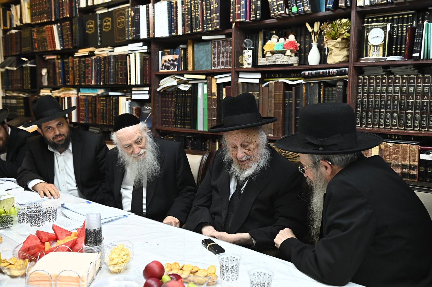 ישיבת הצוות בפניבז'