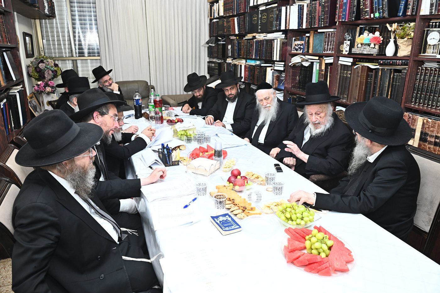 ישיבת הצוות בפניבז'