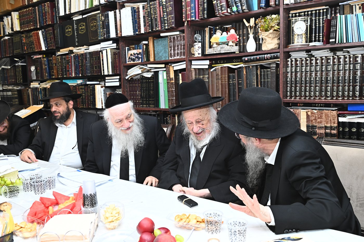 ישיבת הצוות בפניבז'