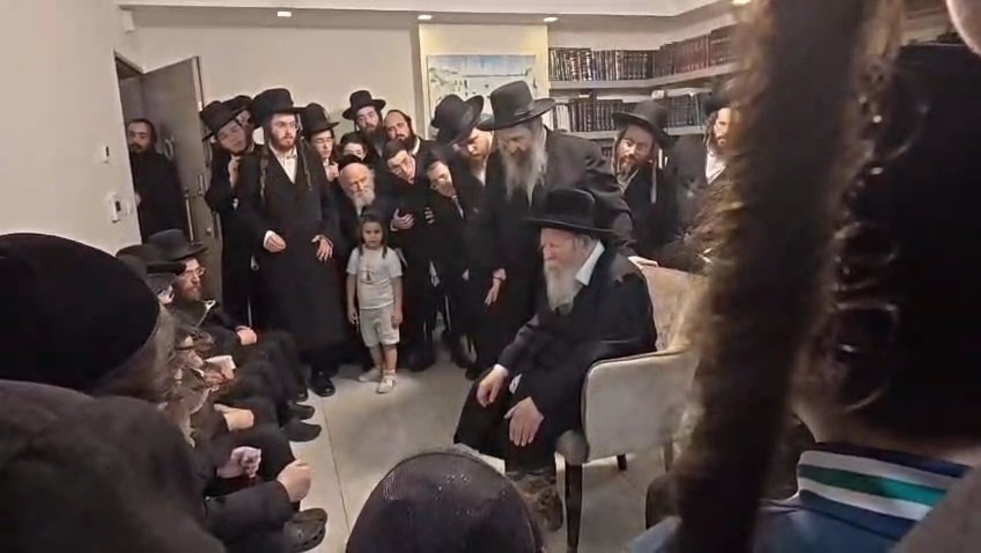 האדמו"ר מגור בניחום אבלים אצל בני משפחת טאוב