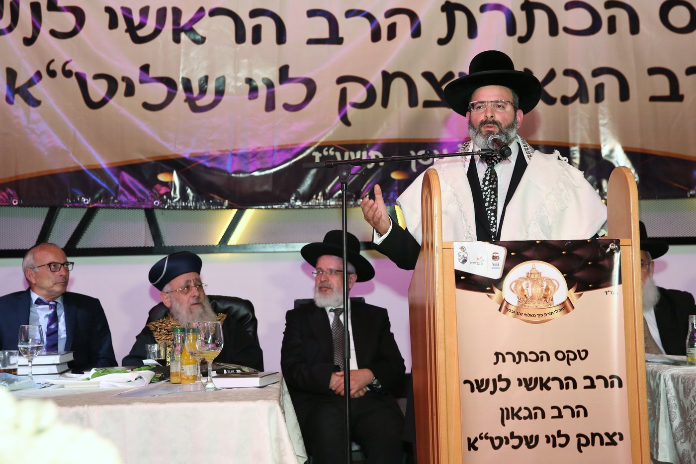 הרב יצחק לוי, נואם בטקס הכתרתו לרבה של העיר נשר