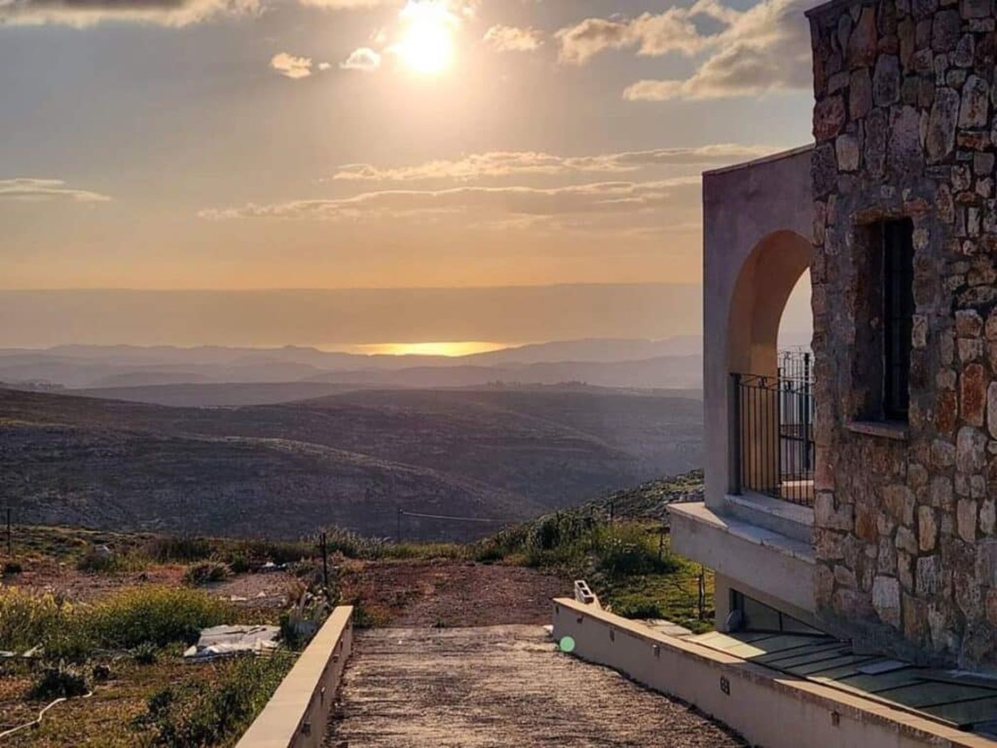 זריחה עם נוף עוצר נשימה לכיוון הרי מדבר יהודה וים המלח  - זה מה שתיראו כשתקומו בבוקר בצימר במיצד
