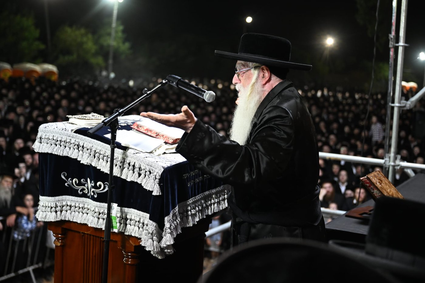 מחאת חסידי צאנז מול כלא 10
