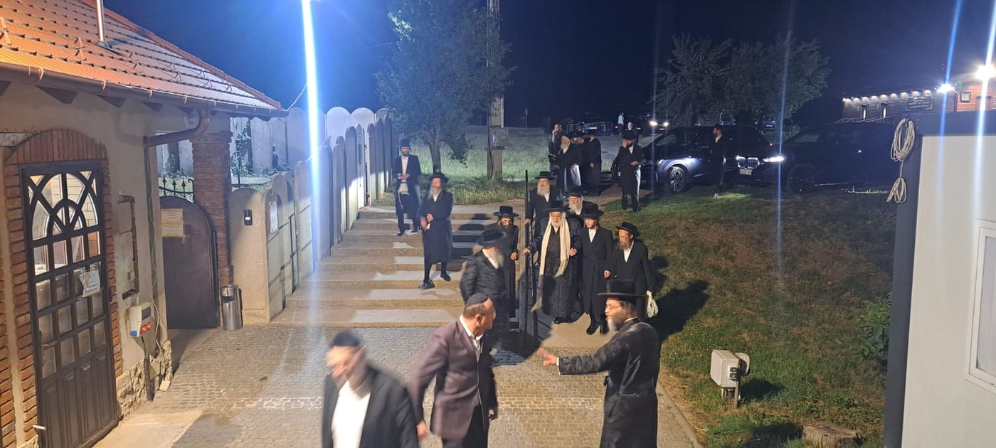 האדמו"ר מתולדות אהרן בקרעסטיר