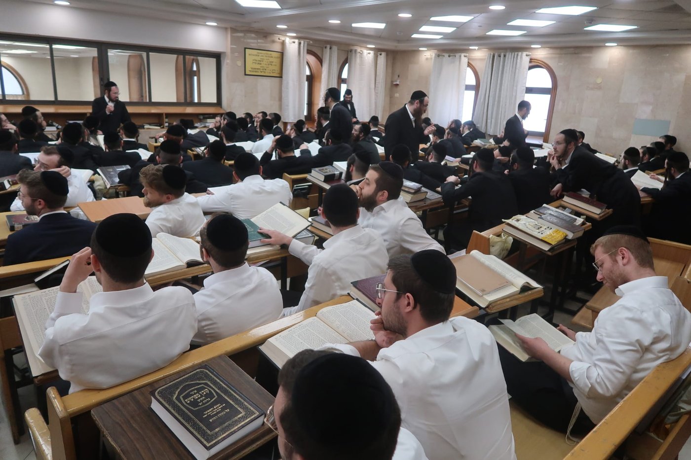 תלמידי ישיבת מיר הוגים על התורה הק', השבוע
