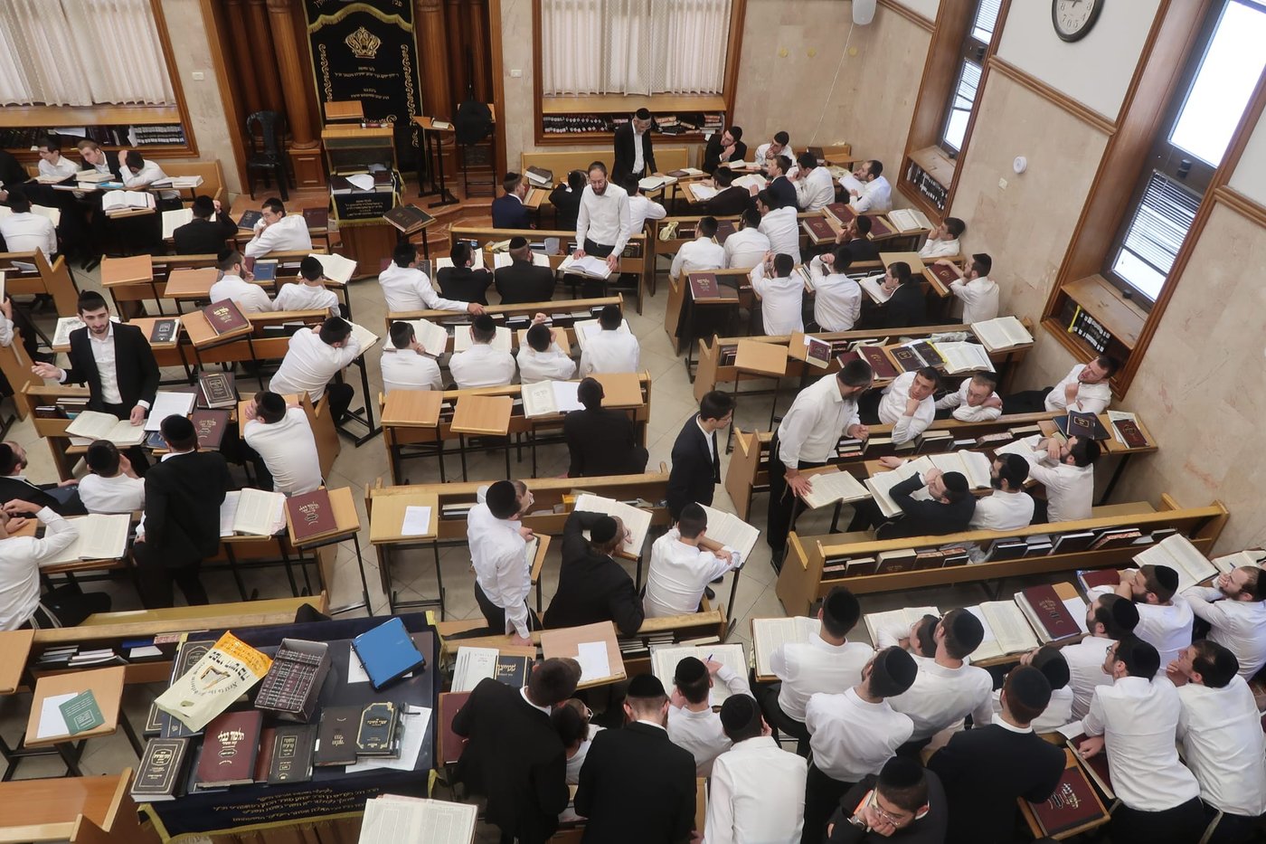 תלמידי ישיבת מיר הוגים על התורה הק', השבוע
